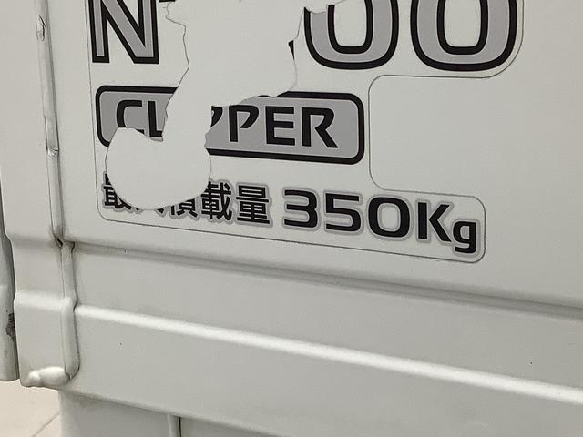 ＮＴ１００クリッパートラックＤＸ　５ＭＴ　ワンオーナー　３方開　ゲートプロテクター走行無制限１年保証　ＭＴ車　ワンオーナー　３方開　ゲートプロテクター　ドアバイザー　ヘッドライトレベライザー　アクセサリーソケット　スペアタイヤ　ラジオ　マニュアルエアコン　バッテリーカバー（兵庫県）の中古車