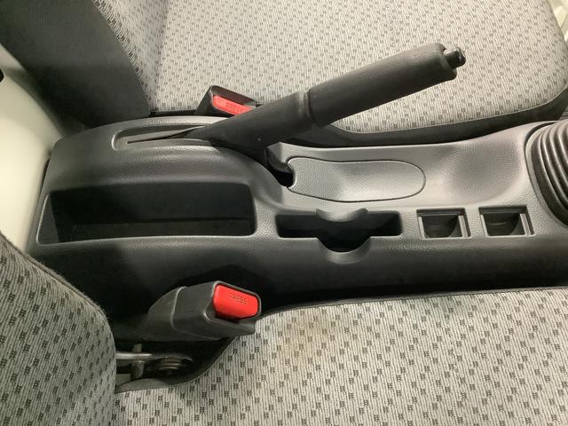 ＮＴ１００クリッパートラックＤＸ　５ＭＴ　ワンオーナー　３方開　ゲートプロテクター走行無制限１年保証　ＭＴ車　ワンオーナー　３方開　ゲートプロテクター　ドアバイザー　ヘッドライトレベライザー　アクセサリーソケット　スペアタイヤ　ラジオ　マニュアルエアコン　バッテリーカバー（兵庫県）の中古車