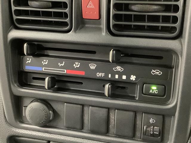 ＮＴ１００クリッパートラックＤＸ　５ＭＴ　ワンオーナー　３方開　ゲートプロテクター走行無制限１年保証　ＭＴ車　ワンオーナー　３方開　ゲートプロテクター　ドアバイザー　ヘッドライトレベライザー　アクセサリーソケット　スペアタイヤ　ラジオ　マニュアルエアコン　バッテリーカバー（兵庫県）の中古車