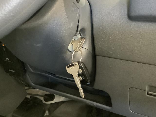 ハイゼットカーゴＤＸ　ＡＴ車　ＣＤオーディオ　ＥＴＣ　両側スライドドア走行無制限１年保証　ＡＴ　ＣＤオーディオ　ＥＴＣ　ＵＳＢ接続　両側スライドドア　ドアバイザー　ヘッドライトレベライザー　シガーソケット　マニュアルエアコン　パワーウィンドウ　パワーステアリング（兵庫県）の中古車