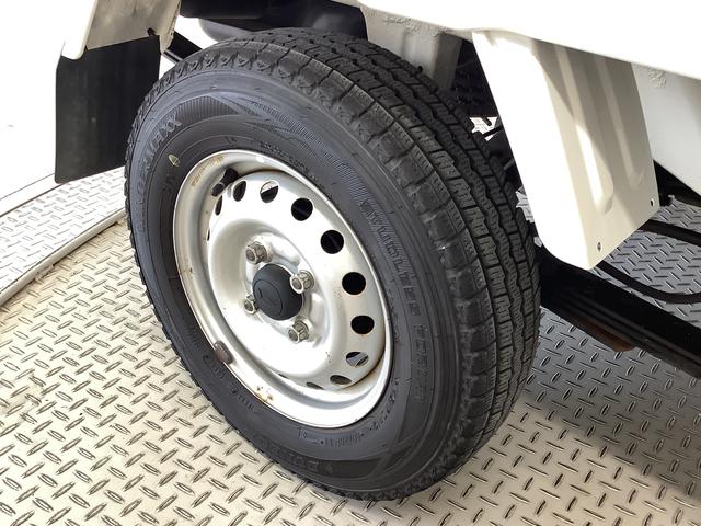 ハイゼットトラックスタンダード　４ＷＤ　５ＭＴ　３方開　ドアバイザー　ラジオ走行無制限１年保証　４ＷＤ　ＭＴ　ラジオ　３方開　ドアバイザー　ヘッドライトレベライザー　アクセサリーソケット　マニュアルエアコン　スペアタイヤ　パッテリーカバー　マッドガード　パワーステアリング（兵庫県）の中古車