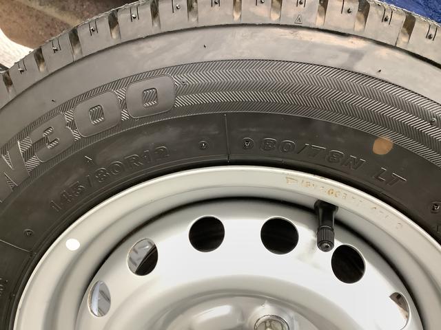 ハイゼットトラックハイルーフＶＳ　４ＷＤ　５ＭＴ　キーレスエントリー　ラジオ走行無制限１年保証　キーレスエントリー　４ＷＤ　ＭＴ車　３方開　荷台作業灯　ゲートプロテクター　荷台マット　シート間マルチポケット　ドアバイザー　ヘッドライトレベライザー　シガーソケット（兵庫県）の中古車