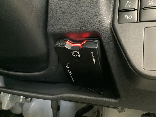 ハイゼットカーゴデラックスＳＡIII　４ＷＤ　ＡＴ　ＥＴＣ　コーナーセンサー走行無制限１年保証　リアコーナーセンサー　４ＷＤ　ＡＴ車　ＥＴＣ　オートマチックハイビーム　ＬＥＤヘッドライト　アイドリングストップ　横滑り防止装置　ヘッドライトレベライザー　ラジオ　両側スライドドア（兵庫県）の中古車