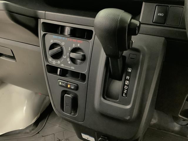 ハイゼットカーゴデラックスＳＡIII　４ＷＤ　ＡＴ　ＥＴＣ　コーナーセンサー走行無制限１年保証　リアコーナーセンサー　４ＷＤ　ＡＴ車　ＥＴＣ　オートマチックハイビーム　ＬＥＤヘッドライト　アイドリングストップ　横滑り防止装置　ヘッドライトレベライザー　ラジオ　両側スライドドア（兵庫県）の中古車