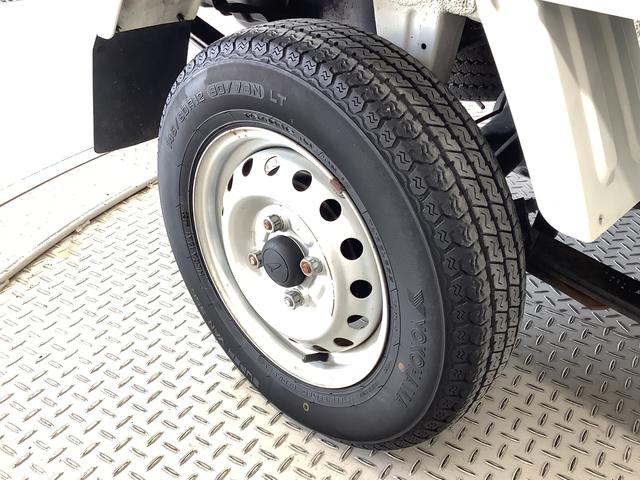 ハイゼットトラックスタンダード　ＡＴ　３方開　ゲートプロテクター　荷台マット走行無制限１年保証　ゲートプロテクター　ＡＴ車　３方開　荷台マット　ドアバイザー　ヘッドライトレベライザー　アクセサリーソケット　マニュアルエアコン　ラジオ　スペアタイヤ　バッテリーカバー（兵庫県）の中古車