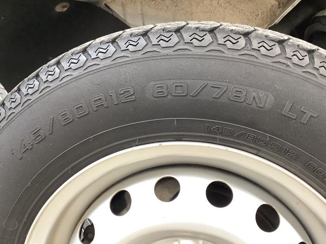 ハイゼットトラックスタンダード　ＡＴ　３方開　ゲートプロテクター　荷台マット走行無制限１年保証　ゲートプロテクター　ＡＴ車　３方開　荷台マット　ドアバイザー　ヘッドライトレベライザー　アクセサリーソケット　マニュアルエアコン　ラジオ　スペアタイヤ　バッテリーカバー（兵庫県）の中古車