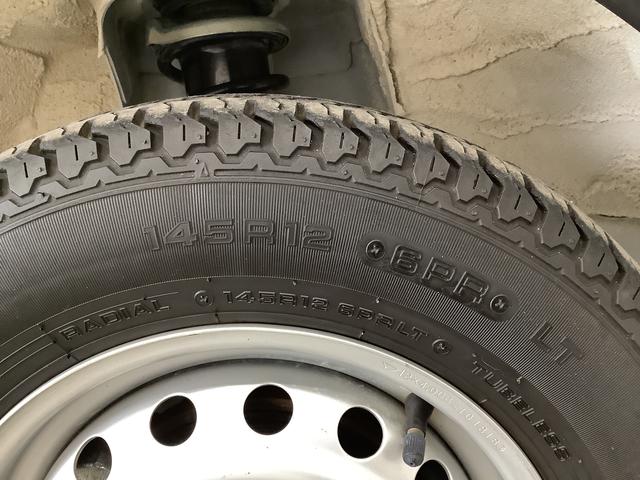 ハイゼットトラックスタンダード 5MT 3方開 荷台マット ドアバイザー走行無制限1年保証 MT車 荷台マット 3方開 ドアバイザー ヘッドライトレベライザー ラジオ アクセサリーソケット マニュアルエアコン スペアタイヤ バッテリーカバー ラバーフロアマット(兵庫県)の中古車