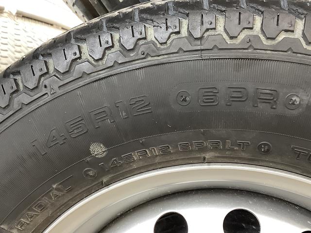 ハイゼットトラックスタンダード　５ＭＴ　３方開　荷台マット　ドアバイザー走行無制限１年保証　ＭＴ車　荷台マット　３方開　ゲートプロテクター　ドアバイザー　ヘッドライトレベライザー　ラジオ　アクセサリーソケット　マニュアルエアコン　スペアタイヤ　バッテリーカバー（兵庫県）の中古車