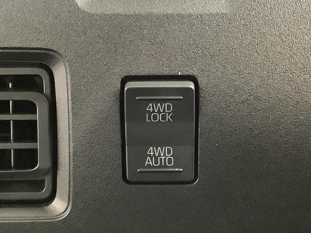 ハイゼットカーゴＤＸ　４ＷＤ　ＣＶＴ　前後コーナーセンサー　両側スライドドア走行無制限１年保証　前後コーナーセンサー　４ＷＤ　ＣＶＴ車　オートマチックハイビーム　アイドリングストップ　横滑り防止装置　オートライト　ヘッドライトレベライザー　ラジオ　マニュアルエアコン（兵庫県）の中古車