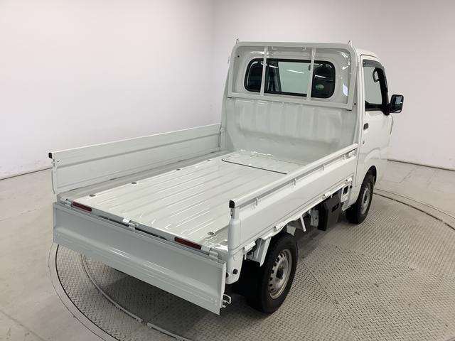 ハイゼットトラックスタンダード　４ＷＤ　５ＭＴ　３方開　ドアバイザー　ラジオ走行無制限１年保証　４ＷＤ　ドアバイザー　ＭＴ車　３方開　ヘッドライトレベライザー　ラジオ　アクセサリーソケット　マニュアルエアコン　スペアタイヤ　バッテリーカバー　ラバーフロアマット（兵庫県）の中古車