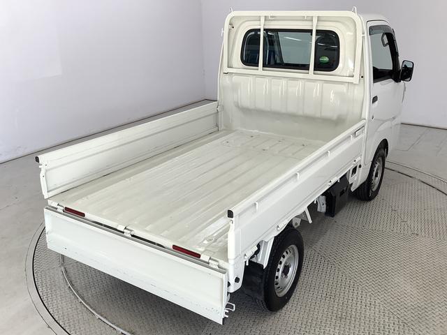 ハイゼットトラックスタンダード　４ＷＤ　ＡＴ　３方開　ドアバイザー　ラジオ走行無制限１年保証　４ＷＤ　ドアバイザー　ＡＴ車　３方開　ヘッドライトレベライザー　ラジオ　アクセサリーソケット　マニュアルエアコン　スペアタイヤ　パッテリーカバー　ラバーフロアマット（兵庫県）の中古車