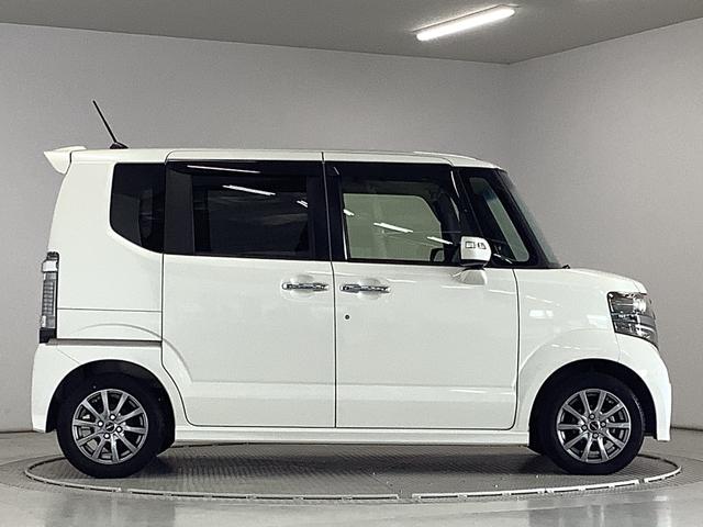 Ｎ−ＢＯＸカスタムＧ・Ｌパッケージ　禁煙　ＣＤオーディオ　片側電動スライドドア走行無制限１年保証　片側電動スライドドア　禁煙車　ＣＤオーディオ　ＨＩＤヘッドライト　アイドリングストップ　プッシュスタート　横滑り防止装置　オートライト　オートエアコン　１４インチアルミホイール（兵庫県）の中古車