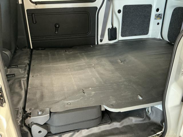 ハイゼットカーゴデラックスSAIII 4WD AT ワンオーナー ETC走行無制限1年保証 4WD ワンオーナー AT車 ETC リアコーナーセンサー オートハイビーム アイドリングストップ キーレス 横滑り防止装置 ヘッドライトレベライザー パワーウィンドウ ラジオ(兵庫県)の中古車