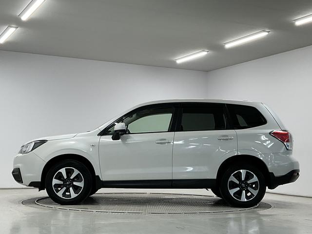 フォレスター２．０ｉ　４ＷＤ　ＥＴＣ　１７インチアルミホイール　キーレス１年保証　４ＷＤ　ＥＴＣ　横滑り防止装置　１７インチ純正アルミホイール　ＬＥＤヘッドライト　オートエアコン　アイドリングストップ　電動格納ミラー　運転席シートリフター　アクセサリーソケット　キーレス（兵庫県）の中古車