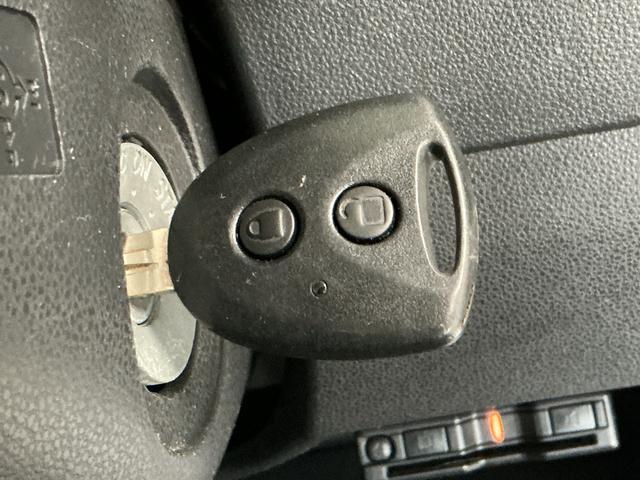 ハイゼットカーゴＤＸ　ＳＡIII　ワンオーナー　切替式４ＷＤ　ＥＴＣ　ラジオワンオーナー　切替式４ＷＤ　ラジオデッキ　ＥＴＣ　ＡＴ車　間仕切りカーテン　リアコーナーセンサー　オートハイビーム　ＬＥＤヘッドライト　フォグライト　ドアバイザー　横滑り防止装置　パワーウインドウ（兵庫県）の中古車