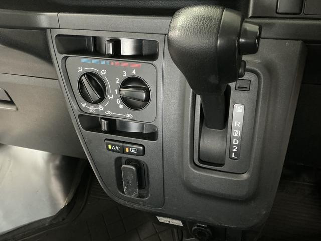 ハイゼットカーゴＤＸ　ＳＡIII　ワンオーナー　切替式４ＷＤ　ＥＴＣ　ラジオワンオーナー　切替式４ＷＤ　ラジオデッキ　ＥＴＣ　ＡＴ車　間仕切りカーテン　リアコーナーセンサー　オートハイビーム　ＬＥＤヘッドライト　フォグライト　ドアバイザー　横滑り防止装置　パワーウインドウ（兵庫県）の中古車