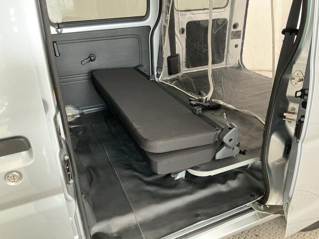 ハイゼットカーゴＤＸ　ＳＡIII　ワンオーナー　切替式４ＷＤ　ＥＴＣ　ラジオワンオーナー　切替式４ＷＤ　ラジオデッキ　ＥＴＣ　ＡＴ車　間仕切りカーテン　リアコーナーセンサー　オートハイビーム　ＬＥＤヘッドライト　フォグライト　ドアバイザー　横滑り防止装置　パワーウインドウ（兵庫県）の中古車