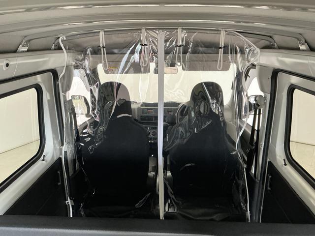 ハイゼットカーゴＤＸ　雹害車両　ＣＶＴ　１オーナー　ＥＴＣ　間仕切りカーテン雹害車両　１年保証　前後コーナーセンサー　ＣＶＴ車　ワンオーナー　ＥＴＣ　オートハイビーム　アイドリングストップ　キーレスエントリー　横滑り防止装置　ドアバイザー　間仕切りカーテン　両側スライドドア（兵庫県）の中古車