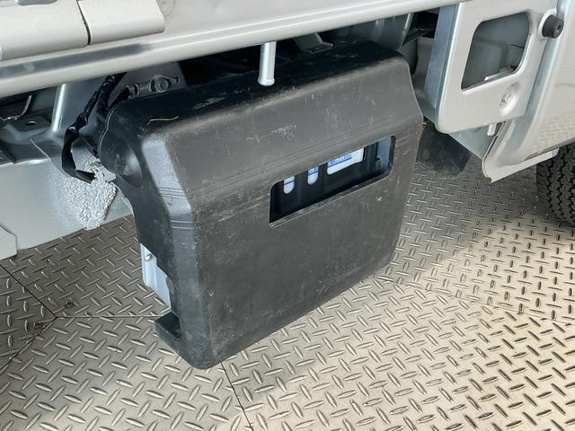 ハイゼットトラックスタンダードＳＡIIIｔ　４ＷＤ　５ＭＴ　ＥＴＣ　３方開走行無制限１年保証　４ＷＤ　バックソナー　ＭＴ車　ＥＴＣ　３方開　ゲートプロテクター　ＬＥＤヘッドライト　横滑り防止装置　オートライト　アクセサリーソケット　ラジオ　ラバーフロアマット（兵庫県）の中古車