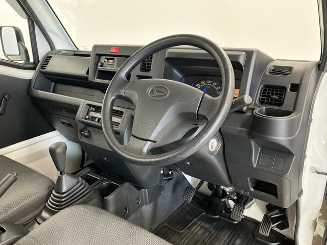 ハイゼットトラックスタンダード　５ＭＴ　３方開　ドアバイザー　オートライト走行無制限１年保証　ＭＴ車　オートライト　３方開　ドアバイザー　ヘッドライトレベライザー　ラジオ　アクセサリーソケット　マニュアルエアコン　スペアタイヤ　バッテリーカバー　ラバーフロアマット（兵庫県）の中古車