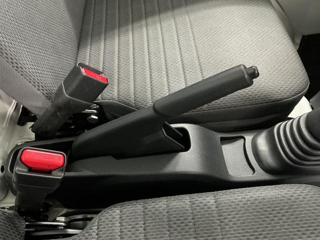 ハイゼットトラックスタンダード　５ＭＴ　３方開　ドアバイザー　オートライト走行無制限１年保証　ＭＴ車　オートライト　３方開　ドアバイザー　ヘッドライトレベライザー　ラジオ　アクセサリーソケット　マニュアルエアコン　スペアタイヤ　バッテリーカバー　ラバーフロアマット（兵庫県）の中古車