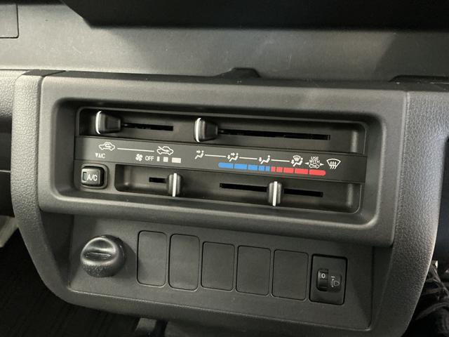 ハイゼットトラックスタンダード　５ＭＴ　３方開　ドアバイザー　オートライト走行無制限１年保証　ＭＴ車　オートライト　３方開　ドアバイザー　ヘッドライトレベライザー　ラジオ　アクセサリーソケット　マニュアルエアコン　スペアタイヤ　バッテリーカバー　ラバーフロアマット（兵庫県）の中古車