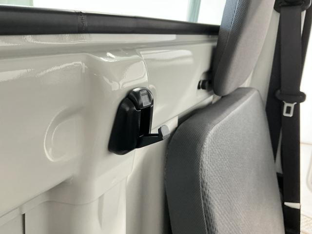 ハイゼットトラックスタンダード　５ＭＴ　３方開　ドアバイザー　オートライト走行無制限１年保証　ＭＴ車　オートライト　３方開　ドアバイザー　ヘッドライトレベライザー　ラジオ　アクセサリーソケット　マニュアルエアコン　スペアタイヤ　バッテリーカバー　ラバーフロアマット（兵庫県）の中古車