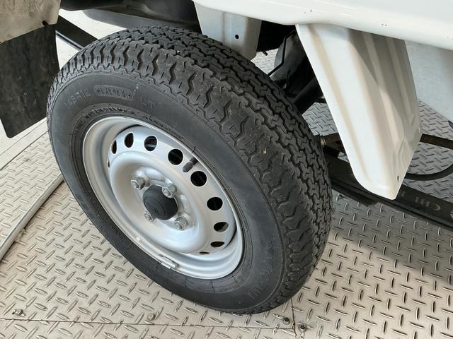 ハイゼットトラックスタンダード　５ＭＴ　３方開　ドアバイザー　オートライト走行無制限１年保証　ＭＴ車　オートライト　３方開　ドアバイザー　ヘッドライトレベライザー　ラジオ　アクセサリーソケット　マニュアルエアコン　スペアタイヤ　バッテリーカバー　ラバーフロアマット（兵庫県）の中古車