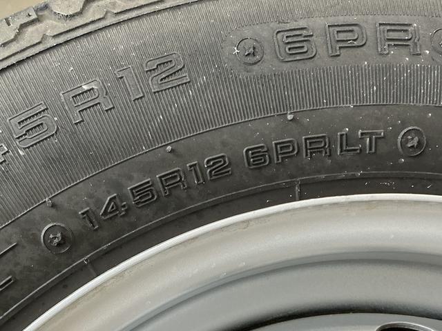 ハイゼットトラックスタンダード　５ＭＴ　３方開　ドアバイザー　オートライト走行無制限１年保証　ＭＴ車　オートライト　３方開　ドアバイザー　ヘッドライトレベライザー　ラジオ　アクセサリーソケット　マニュアルエアコン　スペアタイヤ　バッテリーカバー　ラバーフロアマット（兵庫県）の中古車
