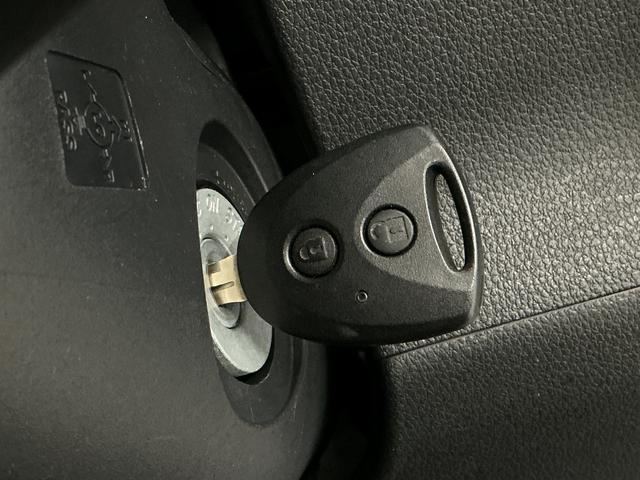 ハイゼットカーゴＤＸ　雹害車両　ＣＶＴ　１オーナー　ＥＴＣ　コーナーセンサー雹害車両　１年保証　前後コーナーセンサー　ＣＶＴ車　ワンオーナー　ＥＴＣ　オートハイビーム　アイドリングストップ　キーレスエントリー　横滑り防止装置　ヘッドライトレベライザー　ラジオ　間仕切りカーテン（兵庫県）の中古車