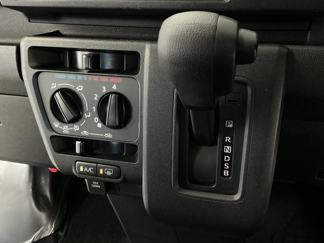 ハイゼットカーゴＤＸ　雹害車両　ＣＶＴ　１オーナー　ＥＴＣ　コーナーセンサー雹害車両　１年保証　前後コーナーセンサー　ＣＶＴ車　ワンオーナー　ＥＴＣ　オートハイビーム　アイドリングストップ　キーレスエントリー　横滑り防止装置　ヘッドライトレベライザー　ラジオ　間仕切りカーテン（兵庫県）の中古車