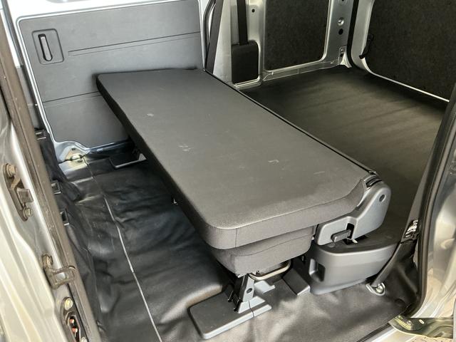 ハイゼットカーゴＤＸ　雹害車両　ＣＶＴ　１オーナー　ＥＴＣ　コーナーセンサー雹害車両　１年保証　前後コーナーセンサー　ＣＶＴ車　ワンオーナー　ＥＴＣ　オートハイビーム　アイドリングストップ　キーレスエントリー　横滑り防止装置　ヘッドライトレベライザー　ラジオ　間仕切りカーテン（兵庫県）の中古車