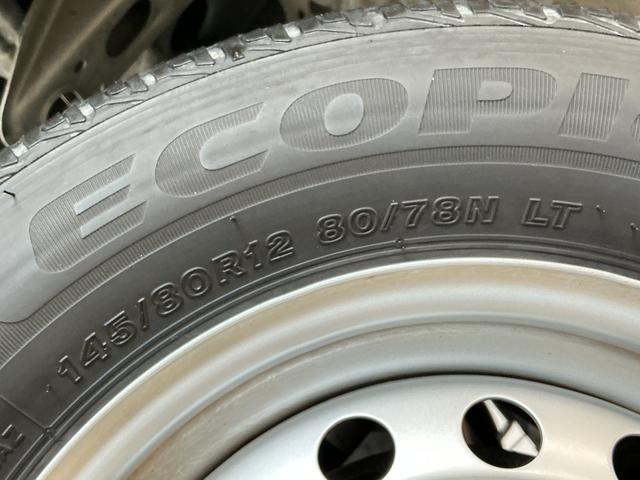ハイゼットカーゴＤＸ　雹害車両　ＣＶＴ　１オーナー　ＥＴＣ　コーナーセンサー雹害車両　１年保証　前後コーナーセンサー　ＣＶＴ車　ワンオーナー　ＥＴＣ　オートハイビーム　アイドリングストップ　キーレスエントリー　横滑り防止装置　ヘッドライトレベライザー　ラジオ　間仕切りカーテン（兵庫県）の中古車