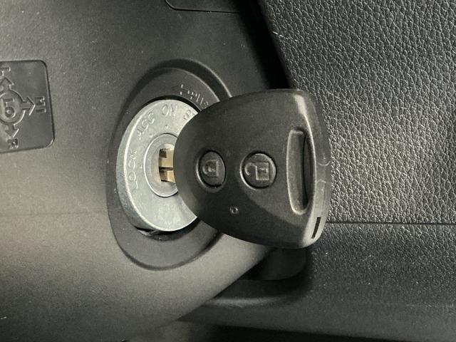 ハイゼットカーゴ2シータークリーン 禁煙 CVT コーナーセンサー キーレス走行無制限1年保証 乗車定員2名 前後コーナーセンサー 禁煙車 CVT車 オートハイビーム アイドリングストップ キーレスエントリー 横滑り防止装置 ドアバイザー ヘッドライトレベライザー ラジオ(兵庫県)の中古車