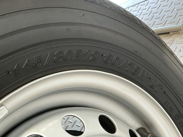 ハイゼットカーゴ2シータークリーン 禁煙 CVT コーナーセンサー キーレス走行無制限1年保証 乗車定員2名 前後コーナーセンサー 禁煙車 CVT車 オートハイビーム アイドリングストップ キーレスエントリー 横滑り防止装置 ドアバイザー ヘッドライトレベライザー ラジオ(兵庫県)の中古車