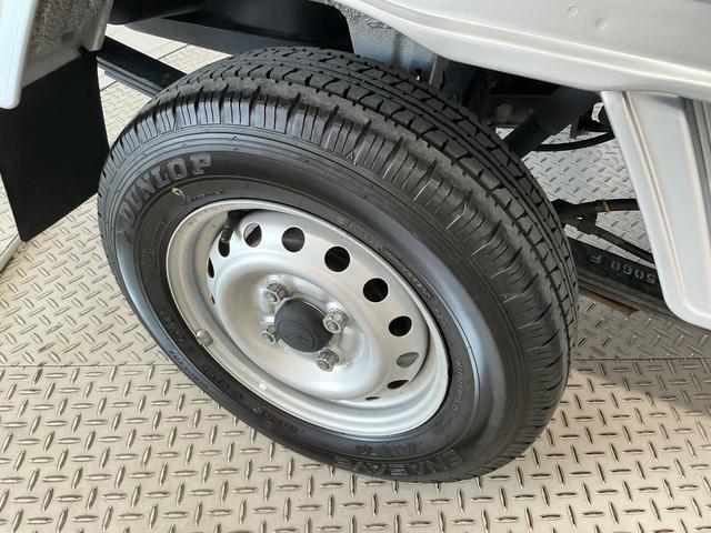 ハイゼットトラックスタンダード 4WD AT 禁煙 ワンオーナー ラジオ走行無制限1年保証 禁煙車 ワンオーナー 4WD AT車 キーレスエントリー オートライト 3方開 ゲートプロテクター ドアバイザー ヘッドライトレベライザー アクセサリーソケット スペアタイヤ(兵庫県)の中古車