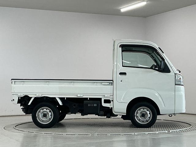 ハイゼットトラックスタンダード エアコン・パワステレス 4WD 5MT 3方開走行無制限1年保証 リアゲートチェーン 4WD MT車 3方開 ゲートプロテクター ドアバイザー ヘッドライトレベライザー ラジオ アクセサリーソケット ラバーフロアマット バッテリーカバー(兵庫県)の中古車