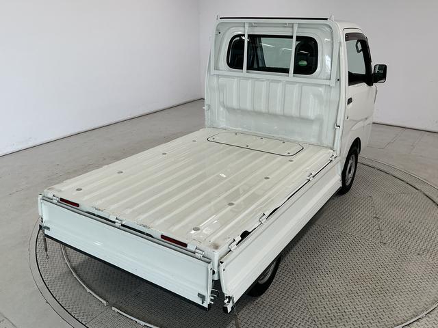 ハイゼットトラックスタンダード エアコン・パワステレス 4WD 5MT 3方開走行無制限1年保証 リアゲートチェーン 4WD MT車 3方開 ゲートプロテクター ドアバイザー ヘッドライトレベライザー ラジオ アクセサリーソケット ラバーフロアマット バッテリーカバー(兵庫県)の中古車