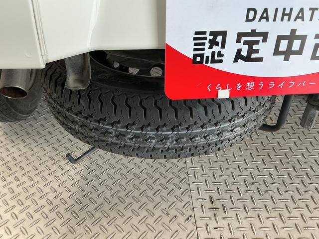 ハイゼットトラックスタンダード エアコン・パワステレス 4WD 5MT 3方開走行無制限1年保証 リアゲートチェーン 4WD MT車 3方開 ゲートプロテクター ドアバイザー ヘッドライトレベライザー ラジオ アクセサリーソケット ラバーフロアマット バッテリーカバー(兵庫県)の中古車