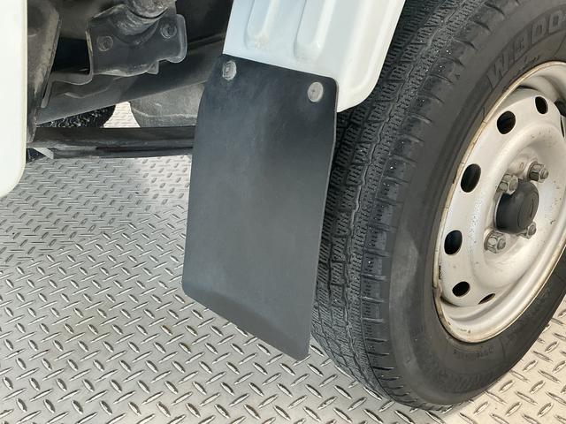 ハイゼットトラックスタンダード エアコン・パワステレス 4WD 5MT 3方開走行無制限1年保証 リアゲートチェーン 4WD MT車 3方開 ゲートプロテクター ドアバイザー ヘッドライトレベライザー ラジオ アクセサリーソケット ラバーフロアマット バッテリーカバー(兵庫県)の中古車