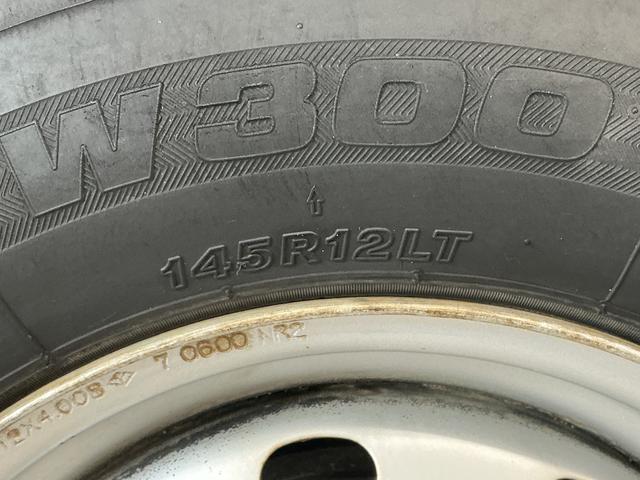 ハイゼットトラックスタンダード エアコン・パワステレス 4WD 5MT 3方開走行無制限1年保証 リアゲートチェーン 4WD MT車 3方開 ゲートプロテクター ドアバイザー ヘッドライトレベライザー ラジオ アクセサリーソケット ラバーフロアマット バッテリーカバー(兵庫県)の中古車