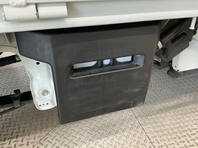 ミニキャブトラックＭ　ＡＴ　禁煙　３方開　ゲートプロテクター　ドアバイザー走行無制限１年保証　ゲートプロテクター　禁煙車　ＡＴ車　３方開　ドアバイザー　ヘッドライトレベライザー　ラジオ　マニュアルエアコン　スペアタイヤ　ラバーフロアマット　バッテリーカバー　マッドガード（兵庫県）の中古車