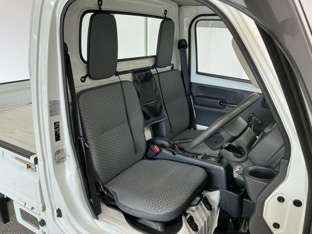 キャリイトラックKCエアコン・パワステ 4WD AT 3方開 荷台作業灯走行無制限1年保証 4WD 荷台作業灯 AT車 3方開 ゲートプロテクター ドアバイザー ヘッドライトレベライザー ラジオ シガーソケット マニュアルエアコン スペアタイヤ ラバーフロアマット(兵庫県)の中古車