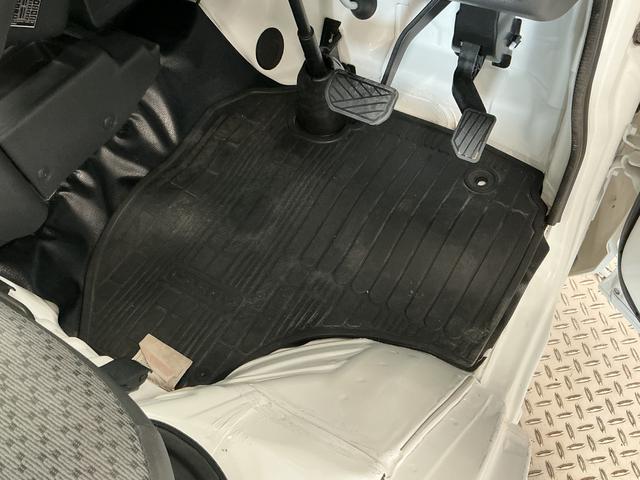 キャリイトラックKCエアコン・パワステ 4WD AT 3方開 荷台作業灯走行無制限1年保証 4WD 荷台作業灯 AT車 3方開 ゲートプロテクター ドアバイザー ヘッドライトレベライザー ラジオ シガーソケット マニュアルエアコン スペアタイヤ ラバーフロアマット(兵庫県)の中古車