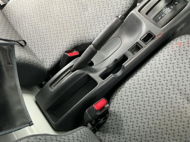 キャリイトラックKCエアコン・パワステ 4WD AT 3方開 荷台作業灯走行無制限1年保証 4WD 荷台作業灯 AT車 3方開 ゲートプロテクター ドアバイザー ヘッドライトレベライザー ラジオ シガーソケット マニュアルエアコン スペアタイヤ ラバーフロアマット(兵庫県)の中古車