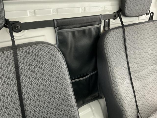 キャリイトラックKCエアコン・パワステ 4WD AT 3方開 荷台作業灯走行無制限1年保証 4WD 荷台作業灯 AT車 3方開 ゲートプロテクター ドアバイザー ヘッドライトレベライザー ラジオ シガーソケット マニュアルエアコン スペアタイヤ ラバーフロアマット(兵庫県)の中古車