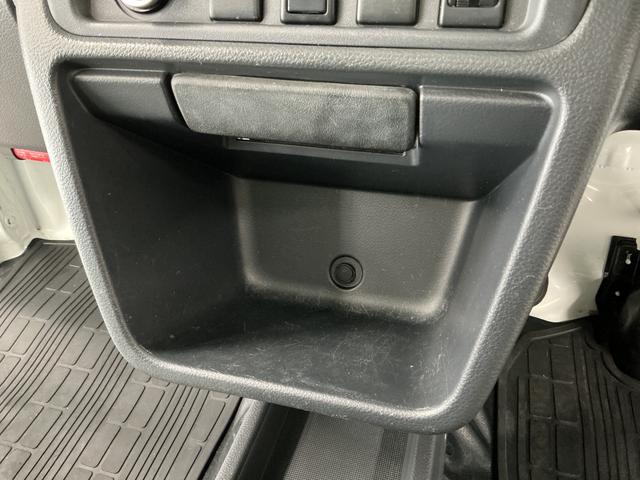 キャリイトラックKCエアコン・パワステ 4WD AT 3方開 荷台作業灯走行無制限1年保証 4WD 荷台作業灯 AT車 3方開 ゲートプロテクター ドアバイザー ヘッドライトレベライザー ラジオ シガーソケット マニュアルエアコン スペアタイヤ ラバーフロアマット(兵庫県)の中古車