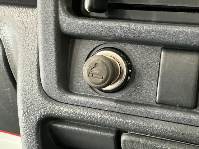 キャリイトラックKCエアコン・パワステ 4WD AT 3方開 荷台作業灯走行無制限1年保証 4WD 荷台作業灯 AT車 3方開 ゲートプロテクター ドアバイザー ヘッドライトレベライザー ラジオ シガーソケット マニュアルエアコン スペアタイヤ ラバーフロアマット(兵庫県)の中古車