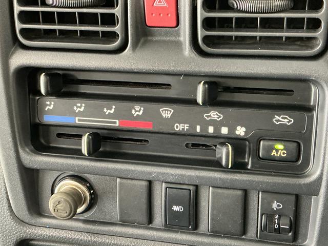 キャリイトラックKCエアコン・パワステ 4WD AT 3方開 荷台作業灯走行無制限1年保証 4WD 荷台作業灯 AT車 3方開 ゲートプロテクター ドアバイザー ヘッドライトレベライザー ラジオ シガーソケット マニュアルエアコン スペアタイヤ ラバーフロアマット(兵庫県)の中古車