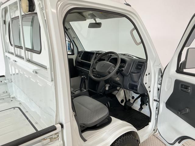 キャリイトラックKCエアコン・パワステ 4WD AT 3方開 荷台作業灯走行無制限1年保証 4WD 荷台作業灯 AT車 3方開 ゲートプロテクター ドアバイザー ヘッドライトレベライザー ラジオ シガーソケット マニュアルエアコン スペアタイヤ ラバーフロアマット(兵庫県)の中古車